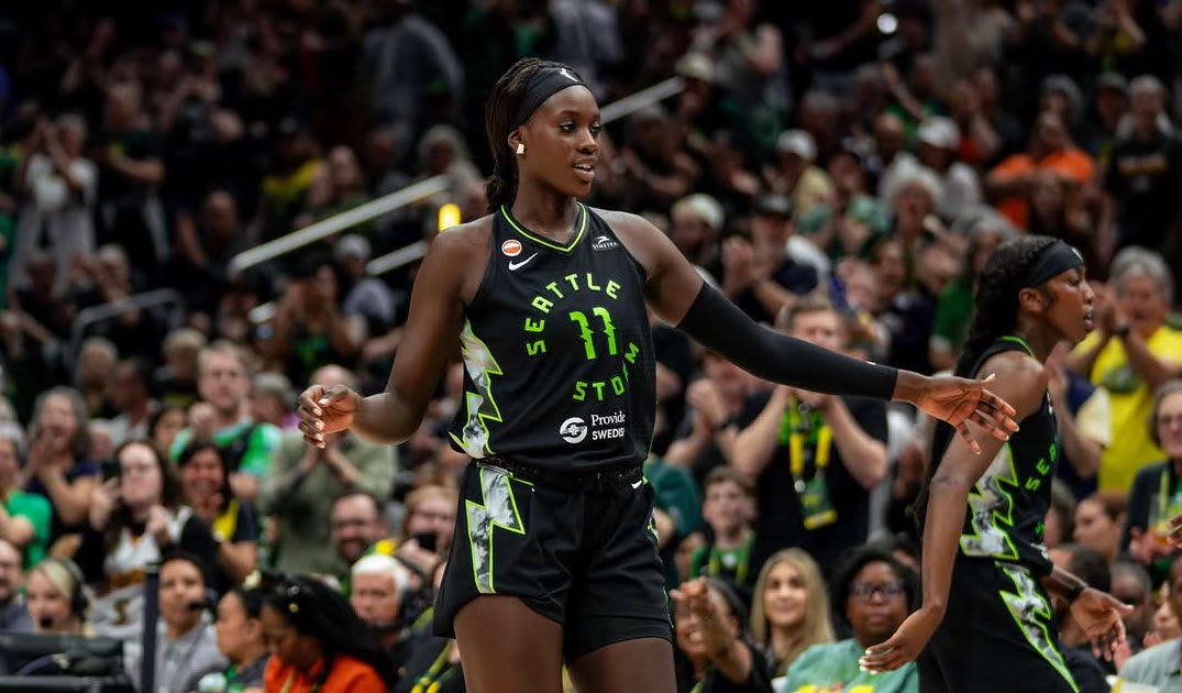 𝐀𝐰𝐚 𝐅𝐚𝐦’𝐬 𝐅𝐢𝐫𝐬𝐭 𝐍𝐢𝐠𝐡𝐭 𝐢𝐧 𝐒𝐞𝐚𝐭𝐭𝐥𝐞: A Star Is Born in the WNBA Storm Era