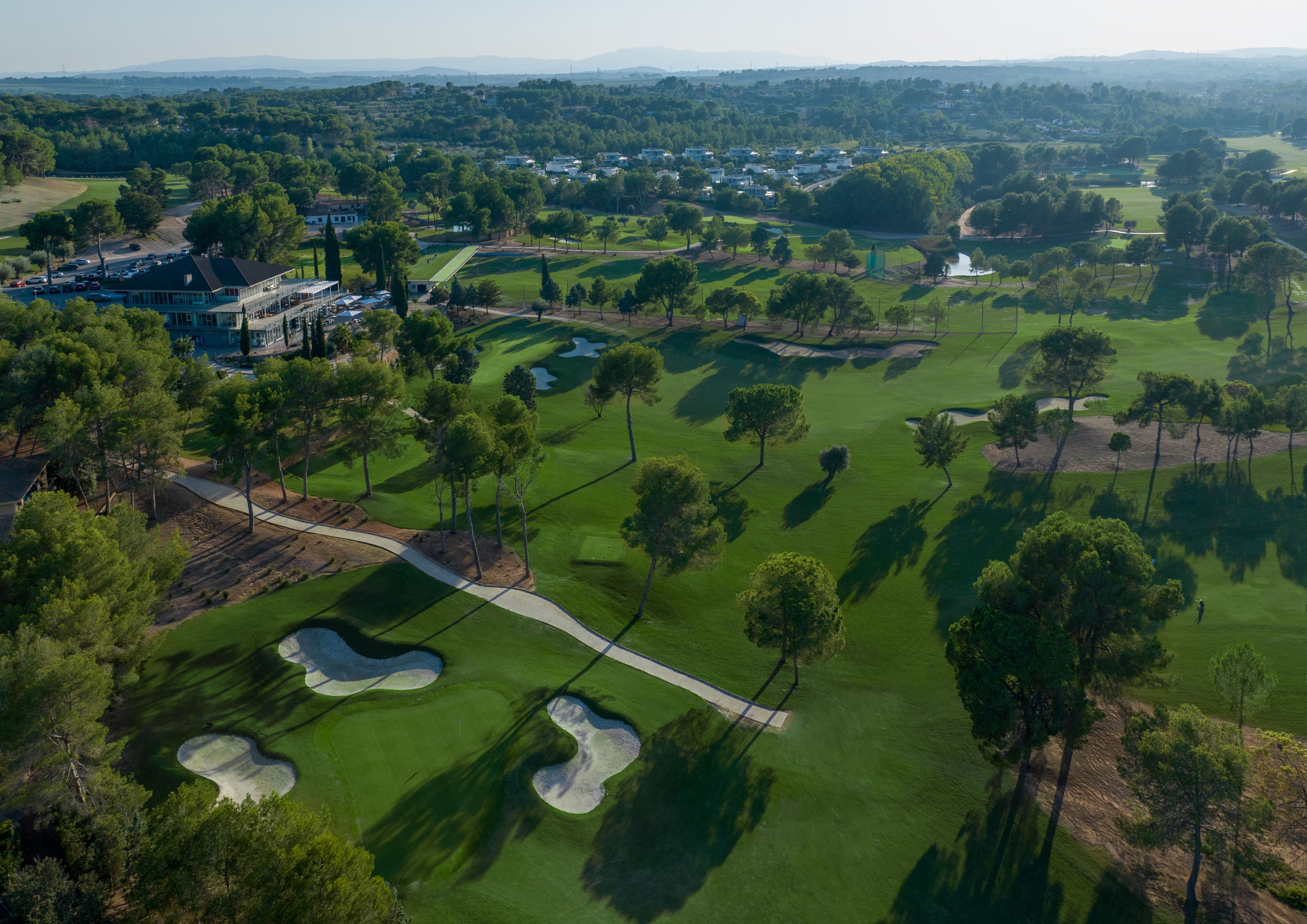 𝐓𝐨𝐩 𝟏𝟎 𝐠𝐨𝐥𝐟 𝐜𝐨𝐮𝐫𝐬𝐞𝐬 𝐢𝐧 𝐕𝐚𝐥𝐞𝐧𝐜𝐢𝐚: Close to the City Cente