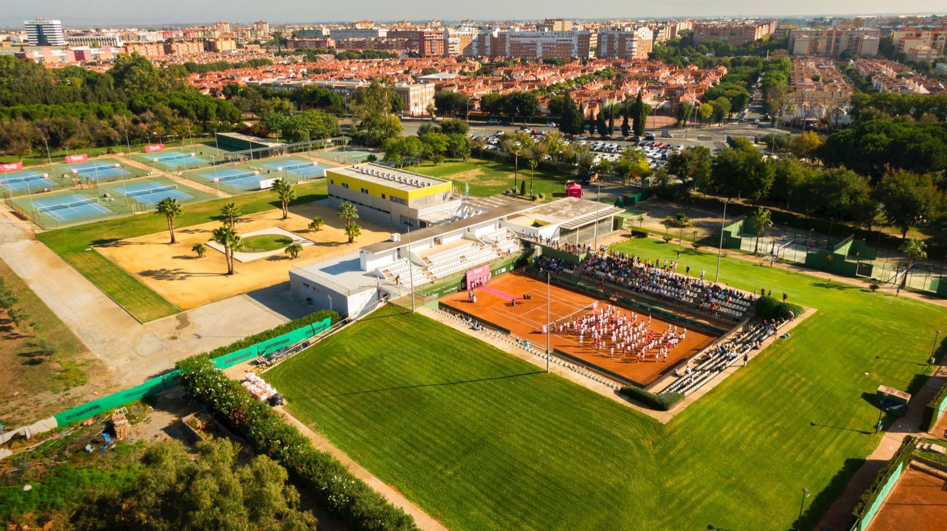 𝐔𝐏𝐕 𝐗 𝐓𝐇𝐄𝐑𝐀𝐒 𝐙𝐚𝐢𝐫𝐞: equipación oficial para los CEU 2026