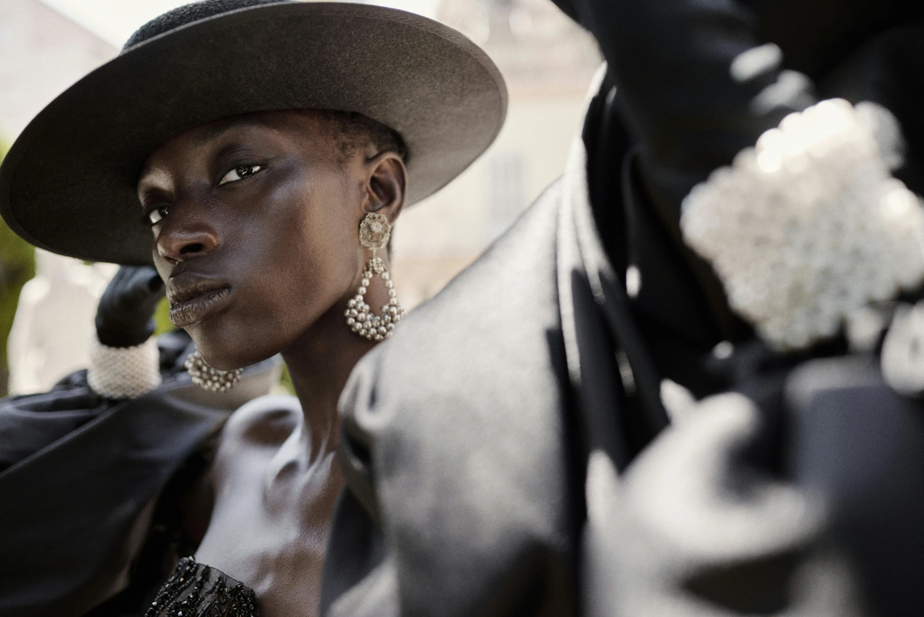 𝐅𝐚𝐭𝐨𝐮: The model who is conquering the most prestigious catwalks